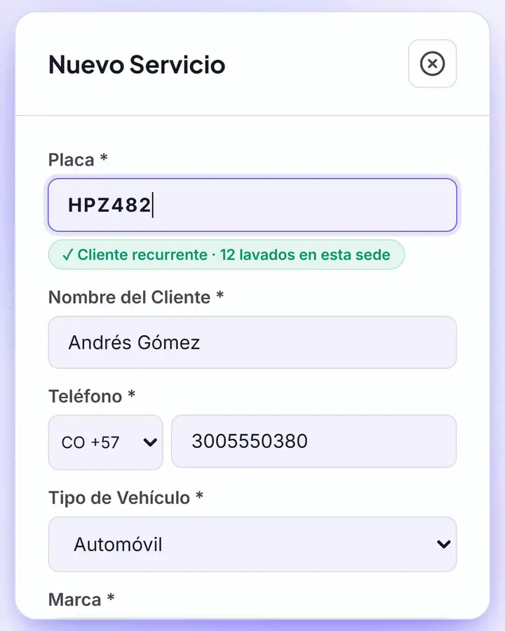 Registro de un servicio en el celular: al escribir la placa se completan los datos del cliente recurrente.