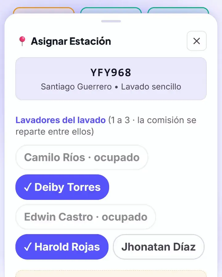 Asignación de bahía en el celular: dos lavadores elegidos para el mismo carro, los ocupados apagados y la foto obligatoria.